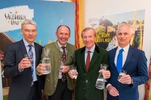Vorschau Bild von Pressekonferenz SalzburgerLand Tourismus GmbH zum
Thema: "Touristischer Sommerstart 2017" Foto: Neumayr/Leo 22.03.2017
V.l.n.r.: Winfried Kunrath (Geschäftsführer Dachverband der
Salzburger Wasserversorger), Leo Bauernberger MBA (Geschäftsführer
SalzburgerLand Tourismus GmbH), Landeshauptmann Dr. Wilfried
Haslauer, Klaus Lemmerer (Geschäftsführer Alpentherme Gastein)