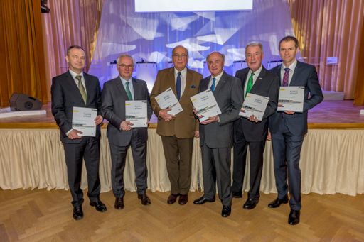 Manfred Krammer, Eugen Hug, Peter Skalicky, Erwin
Pröll, Klaus Schneeberger, Alfred Zens mit dem Buch "Building a
Vision" bei "10 Jahre Zukunft. MedAustron".