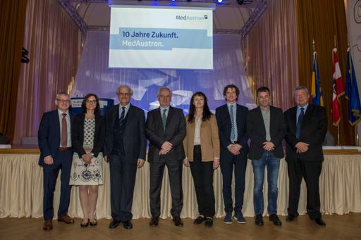 Vorschau Bild von Onkologische Fachtagung mit Dietmar Georg, Petra
Georg, Roberto Orecchia, Eugen B. Hug, Ulrike Mock, Markus Stock,
Heinz Deutschmann, Wolfgang Dörr.