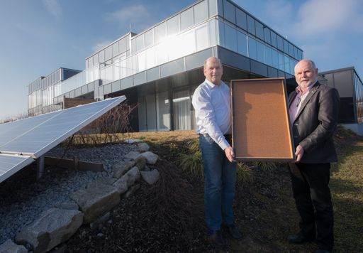 Vorschau Bild von Das ökologische Einfamilien-Plus-Energiehaus „The
House“ von Hans und Rudi Aschauer liefert mehr Energie als es
verbraucht. Wie das geht - demonstrieren die Brüder Aschauer am Tag
der offenen Tür - am 2. April 2017 von 10 bis 18 Uhr - live in ihrem
Schauhaus.