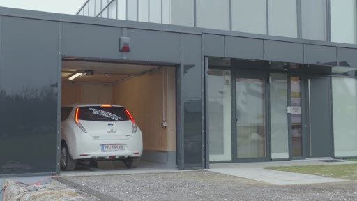 Das ökologische Einfamilien-Plus-Energiehaus „The
House“ von Hans und Rudi Aschauer liefert mehr Energie als es
verbraucht. Wie das geht - demonstrieren die Brüder Aschauer am Tag
der offenen Tür - am 2. April 2017 von 10 bis 18 Uhr - live in ihrem
Schauhaus.