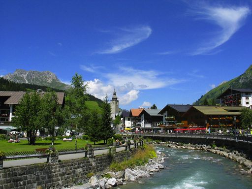 Lech mit Blick zur Kirche und zum "Karhorn", 2416 m