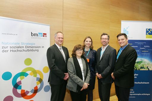 http://www.apa-fotoservice.at/galerie/8918 Im Bild
v.l.n.r.: Andreas Janko (Vizerektor für Lehre, Johannes Kepler
Universität), Maria Keplinger (BMWFW), Regina Aichner (OeAD-GmbH)
Elmar Pichl (Sektionschef, BMWFW) Karl Ledermüller
(Wirtschaftsuniversität Wien)