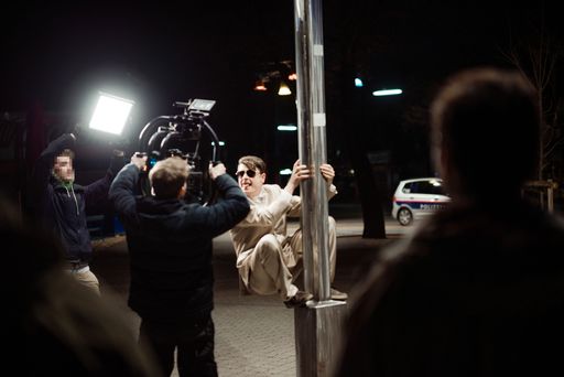 Vorschau Bild von Gutlauninger an stange vor Menschen und Herr Inspektor.