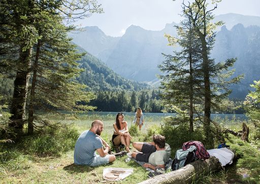 Berge, Seen und Naturerlebnis in Oberösterreich.
Picknick am Hinteren Langbathsee im oberösterreichischen
Salzkammergut.