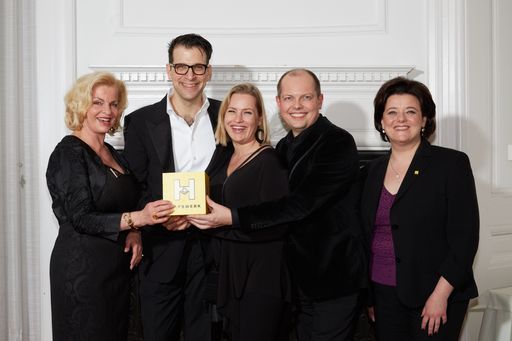 Einer für alle, alle für einen: Luca Pisaroni
(2.v.l.) begeisterte das Publikum des Festabends 2017, Gattin
Catherine Pisaroni (3.v.l.) freute sich mit ihm. Christian Koch
(2.v.r.) spielte ein fantastisches Piano. Barbara Feldmann (ganz
links) und das Annemarie-Imhof-Komitee unterstützten Sabine Geringer
(ganz rechts) und das Wiener Hilfswerk mit beeindruckenden 25.000
EUR.