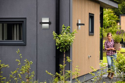 Vorschau Bild von Wer sein Haus verkaufen möchte, sollte nicht nur
das Grundstück aufräumen, etwas Geld für einen frischen Anstrich
ausgeben und eventuell Küche oder Bad renovieren. Auch die richtige
Außenbeleuchtung verändert die Erscheinung eines Hauses und wertet
es auf, speziell bei Besichtigungen am Abend.