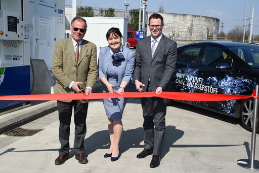 (V.l.n.r.) Dr. Peter Piffl-Percevic (Gemeinderat
der Stadt Graz), Manuela Khom (Zweite Landtagspräsidentin Labg.),
Wilfried Gepp (Leiter des OMV Tankstellengeschäftes Österreich)