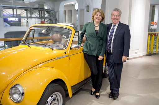 http://www.apa-fotoservice.at/galerie/9068 Dr.
Gabriele Zuna-Kratky und Bundespräsident a. D. Dr. Heinz Fischer mit
Bruno Kreiskys Käfer.