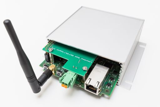 Die Adapter ermöglichen die einfache Einbindung von
Geräten auf DALI- oder Ethernet-basis in das Lemonbeat
IoT-Ecosystem. Die Adapter fungieren dabei als Übersetzer, die
weitere Kommunikation erfolgt anschließend über Lemonbeat-Radio im
Sub-GHz Bereich. In diesem Prototypen im Foto sind beide
Schnittstellen verbaut. Je nach Anwendungsfall werden jeweils eine
der beiden Technologien in standardisierten Industriegehäusen
angeboten.