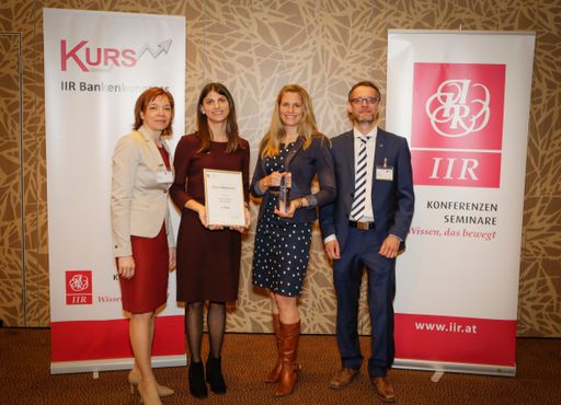  Die IIR Geschäftsführerin Jarka Kirschner mit den Vertretern des
Award-Gewinners Porsche Bank: Sandra Schaefer, Simone Gela und
Michael Zanner.