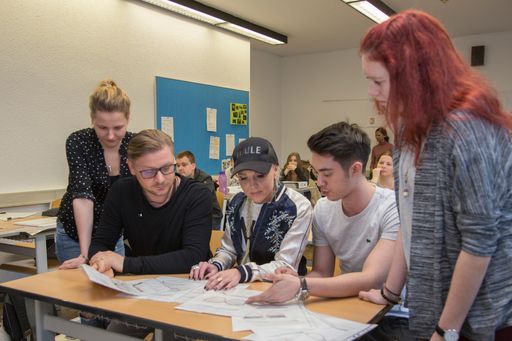  Alpenpunk Hannah stellte sich für den Brillen
Designwettbewerb 2017 der Optiker als Testimonial zur Verfügung.
Ende März 2017 besuchte Hannah die Schülerinnen und Schüler der
Tiroler Fachberufsschule für Fotografie, Optik und Hörakustik, die
bei den Workshops die neue Brille für Hannahs Kollektion zeichnen
und designen.