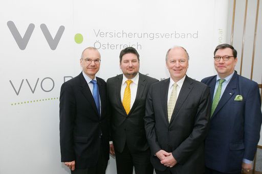  http://www.apa-fotoservice.at/galerie/8742 Im Bild
v.l.n.r.: VVO-Vizepräsident und Vorstandsvorsitzender der Allianz
Gruppe in Österreich Dr. Wolfram Littich; KPMG Partner im Bereich
Advisory Andreas Tomek; Direktor des KFV (Kuratorium für
Verkehrssicherheit) Dr. Othmar Thann und Generalsekretär des VVO
Prof. Dr. Louis Norman-Audenhove