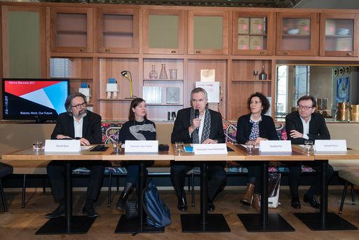 Zweite Pressekonferenz VIENNA BIENNALE 2017,
Salonplafond im MAK, 30. März 2017 (v.l.n.r.): Gerald Bast (Rektor,
Universität für angewandte Kunst Wien), Vanessa Joan Müller (Leitung
Dramaturgie, Kunsthalle Wien), Christoph Thun-Hohenstein
(Generaldirektor, MAK, Leiter der VIENNA BIENNALE 2017), Angelika
Fitz (Direktorin, Architekturzentrum Wien), Gerhard Hirczi
(Geschäftsführer, Wirtschaftsagentur Wien).