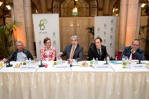 https://www.apa-fotoservice.at/galerie/8994 Im Bild
v.l.n.r.: Univ. Prof. Dr. Ernst Berger, (Med-Uni Wien, Facharzt für
Neurologie und Psychiatrie), Maga Gabriele Sprengseis,
(Geschäftsführerin ÖAR / Österreichische Arbeitsgemeinschaft für
Rehabilitation), Dr. Erwin Buchinger, (Behindertenanwaltschaft),
Andreas Paukner, (Empowerment-Berater & Mitglied des
Selbstvertretungsforum der ÖAR) und Prof. (FH) Dr. Tom Schmid,
(Geschäftsführer von DAS BAND – gemeinsam vielfältig).
