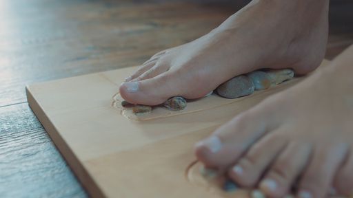  Bild zu OTS - Unser unverwechselbares Massagebrett, das Full
Balance PINE & STONE, setzt durch gezieltes Aktivieren spezifischer
Fußreflexzonen neue Energien frei.