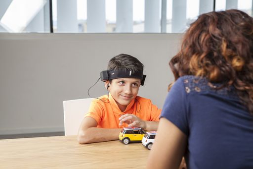 Welt-Autismus-Tag am 2. April:
Neurofeedback-Therapie für autistische Kinder / Innovative
Behandlungsmethode mit Mente Autism jetzt auch in Deutschland und
Österreich / Junge während der Neurofeedback-Therapie mit Mente
Autism.