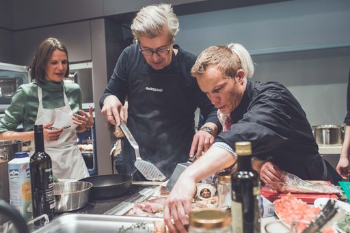 Vorschau Bild von Designer Thomas Feichtner am Herd in der Gaggenau
Stilarena.