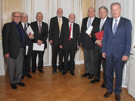 Wissenschaftsminister Reinhold Mitterlehner im
Kreis der Geehrten