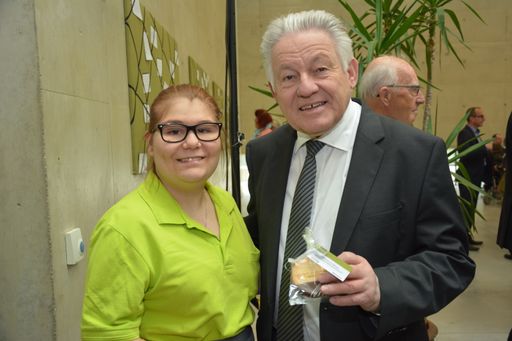 Vorschau Bild von LH Dr. Josef Pühringer freut sich über das Willkommensgeschenke
(selbstgebackener Keks mit Schriftzug "Inklusion"), das ihm eine
Mitarbeiterin des Bistros überreichte.