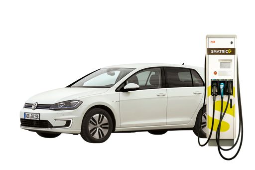 VW e-Golf und SMATRICS Ladestation