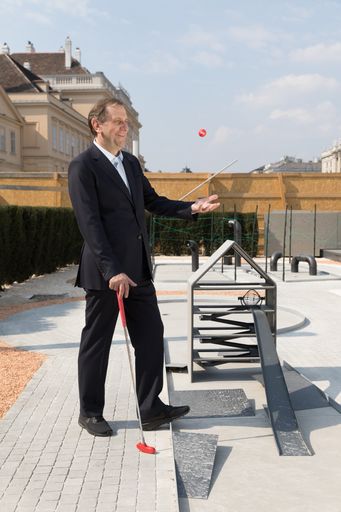 MQ Direktor Christian Strasser spielt die erste Runde im
Skulpturenpark "MQ Amore".
