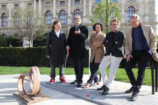 Vorschau Bild von Skulpturenpark "MQ Amore" am MQ Vorplatz mit v.l.n.r. Architekt
Daniel Sanwald, MQ Direktor Christian Strasser, Direktorin Angelika
Fitz (Architekturzentrum Wien), Hans-Peter Wipplinger (Leopold
Museum) und Kurator Lucas Gehrmann (Kunsthalle Wien)