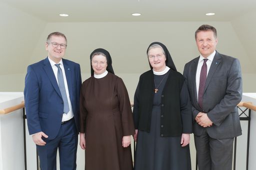 https://www.apa-fotoservice.at/galerie/9132 Im Bild
v.l.n.r.: GF. Mag. Andreas Achrainer, Franziskus Spital, Sr. Barbara
Lehner Oberin der Elisabethinen Linz/Wien, Sr. Hilda Daurer Oberin
der Franziskanerinnen v.d. christlichen Liebe, GF. Mag. Markus
Zemanek MBA MAS.