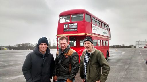 Matthias Malmedie (li.), Det Müller (Mitte) und
Helge Thomsen vor einem typischen Londoner Doppeldeckerbus