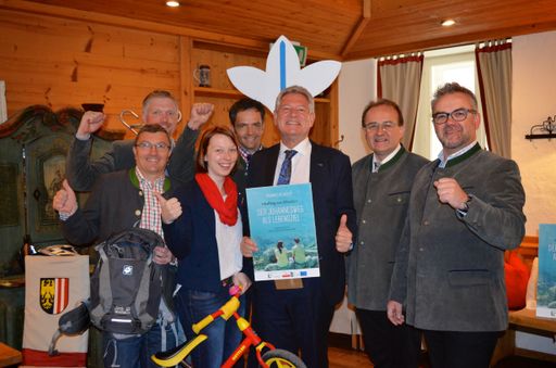  Im Bild v.l.n.r. vorne Hans Hinterreiter (Geschäftsführer
Tourismusverband Bad Zell), hinten Klaus Preining (Geschäftsfüher
Verband Mühlviertler Alm), Veronika Obereder (Tourismusverband
Mühlviertler Alm), Bürgermeister Alois Reithmayr (Vorsitzender
Tourismusverband Mühlviertler Alm), Dr. Johannes Neuhofer
(Johannesweg-Initiator, Buchautor und Hautarzt), Bürgermeister
Johann Holzmann (Alm-Obmann) und Markus Danninger (Obmann
Reitverband Mühlviertler Alm)