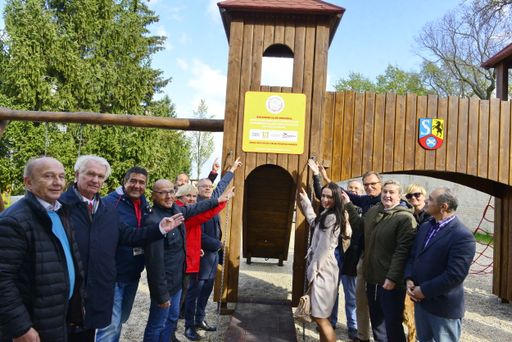  Bild zu OTS - "Privatinitiative rettet Kinderspielplatz Schloss
Neugebäude"