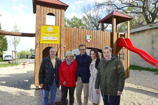 Vorschau Bild von "Privatinitiative rettet Kinderspielplatz Schloss
Neugebäude"