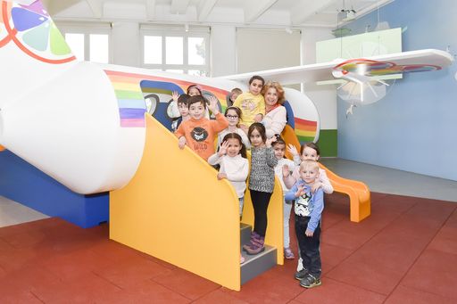  http://www.apa-fotoservice.at/galerie/9066
Direktorin Dr. Gabriele Zuna-Kratky mit Kindern bei der Eröffnung
des Mini Mobil Kinderbereichs im Technischem Museum.