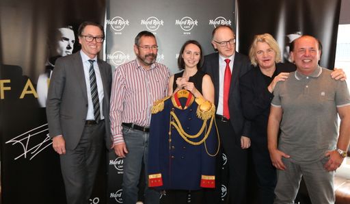Der Vorstand der Falco Privatstiftung übergibt der
Geschäftsführerin des Hard Rock Café eine pompöse Falco-Jacke.
