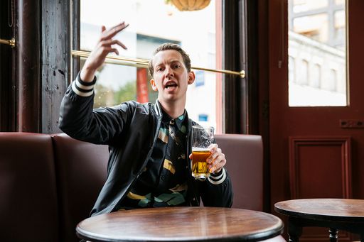  Mr. Bingo wurde 1979 geboren. Seinen Namen verdankt
er einem £141 Gewinn beim Gala Bingo mit 19 Jahren. Im Laufe der
letzten 15 Jahre erschienen seine Illustrationen in einer Vielzahl
von internationalen Medien, wie TIME, The New Yorker, Esquire, QI,
The Mighty Boosh, The New York Times und Channel 4.