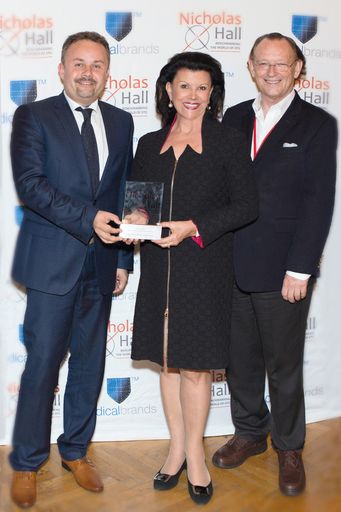 Bild 1 (v.li.): Christian Gsöll (Head of Marketing & Business
Development, Institut Allergosan), Anita Frauwallner (CEO, Institut
Allergosan), Nicholas Hall (Chairman & CEO, Nicholas Hall Group of
Companies)