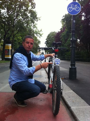 FPÖ-Verkehrssprecher Stadtrat Toni Mahdalik mit
Fahrrad-Nummerntaferl