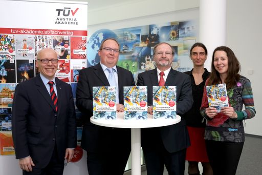 „Praxishandbuch Maschinensicherheit“ erscheint neu
im TÜV AUSTRIA Fachverlag: v.li. n.re.: Mag. (FH) Christian Bayer,
DI Jürgen Schulik, Mag. Dr. Alfred Popper, Dipl.-Ing. Mariella
Steininger und Mag. Judith Martiska, © TÜV AUSTRIA
Fachverlag/Andreas Amsüss