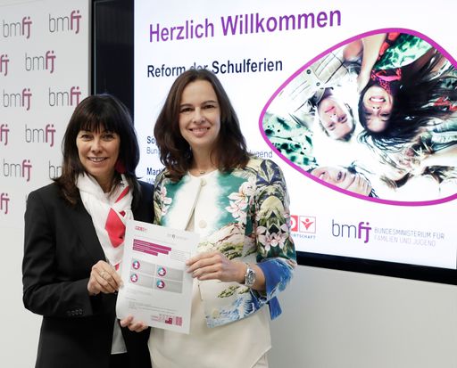 Bundesministerin Sophie Karmasin und die
Bundesvorsitzende von Frau in der Wirtschaft, Martha Schultz, bei
der gemeinsamen Pressekonferenz.