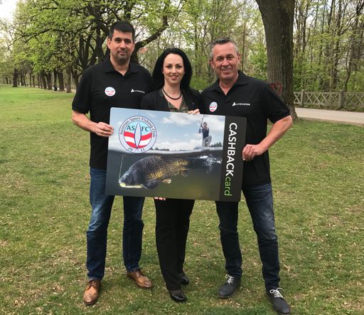 Alexander Zehetner, Vizepräsident des Austrian
Sport Fishing Club, Heidemarie Kipperer, Geschäftsführerin der
Lyoness Austria GmbH, und Günter Hrabal, Präsident des Austrian
Sport Fishing Club, präsentieren die neue Austrian Sport Fishing
Club Cashback Card (v.l.n.r.).
