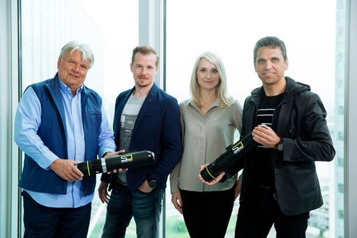SCUBAJET CEO Armin Kundigraber und Co-Founder
Sabrina Hanneman mit den Investoren Hans Peter Haselsteiner und
Michael Altrichter
