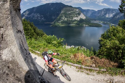 Die Salzkammergut Mountainbike Trophy ist der
größte Bikemarathon Österreichs. Ein Biker radelt auf dem
Hallstätter Salzberg, einer der Schlüsselstellen der Strecke.