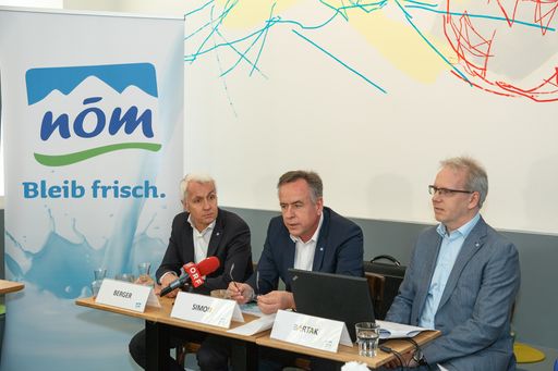  Im BIld v.l.n.r. Mag. Alfred Berger, Vorstand
Marketing, Verkauf & Finanzen der NÖM AG, Ing. Josef Simon, Vorstand
Produktion und Technik der NÖM AG, Dipl. Ing. Gerhard Bartak,
Projekt Manager für Energie der NÖM AG;