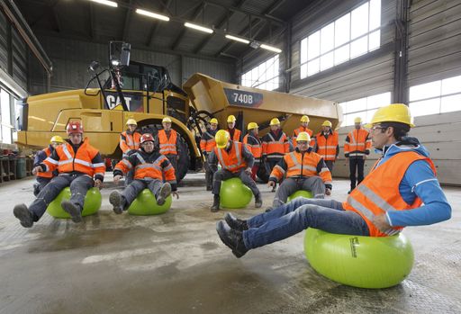  https://www.apa-fotoservice.at/galerie/9202 Der
größte Talkbergbau Mitteleropas befindet sich in der Steiermark: Im
Tagbau am Rabenwaldkogel bei Imerys Talc Austria werden jährlich
unter modernsten Bedingungen bis zu 100.000 Tonnen Talk abgebaut.
Auch hinsichtlich Sicherheit und gesunder Rahmenbedingungen für die
rund 40 Mitarbeiter vor Ort übernimmt das Bergbauunternehmen eine
Vorreiterrolle. Prävention und Maßnahmen zur Gesundheitsförderung
sind fix im betrieblichen Alltag verankert. Aktuellster Coup ist der
Einsatz des Nordischen Kombinierers Willi Denifl, der ein Konzept
zur körperlichen und psychischen Fitness der Mitarbeiter entwickelt.
