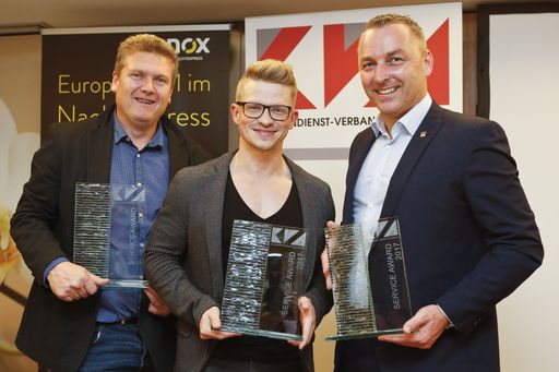  http://www.apa-fotoservice.at/galerie/9221 Die
Gewinner des KVA Service Award stehen fest: v.l.n.r. Martin Hirmann
Energie Burgenland Service GmbH, Andreas Daxecker B & G Technik
Service GmbH und Andreas Fuchs Endress & Hauser GmbH. Mit dieser
maßgeschneiderten Kundenbefragung im technischen Service wird die
Zufriedenheit der Kunden mit: Auftragsannahme, Auftragsabwicklung,
Verhalten und Arbeitsqualität der Serviceunternehmen bewertet. Mehr
als 22.000 Personen wurden bisher befragt. Die Verleihung erfolgte
auf dem 18. KVA Service Kongress in Altlengbach