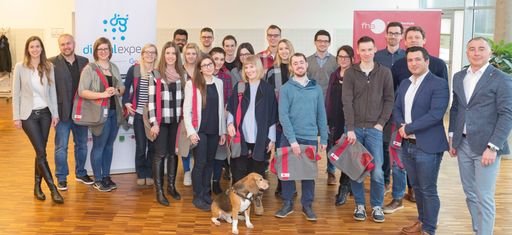 Vorschau Bild von 21 Personen werden innerhalb von 2 Semestern im
Rahmen des FH-Zertifikatslehrgangs berufsbegleitend zu
SEO-ExpertInnen ausgebildet.