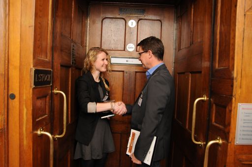 Vorschau Bild von Pitch im Paternoster. 13 Startups präsentieren ihr Unternehmen
den Juroren aus der Top-Industrie in 4 Minuten.