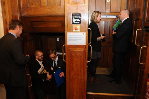 Vorschau Bild von Pitch im Paternoster. 13 Startups präsentieren ihr Unternehmen
den Juroren aus der Top-Industrie in 4 Minuten.