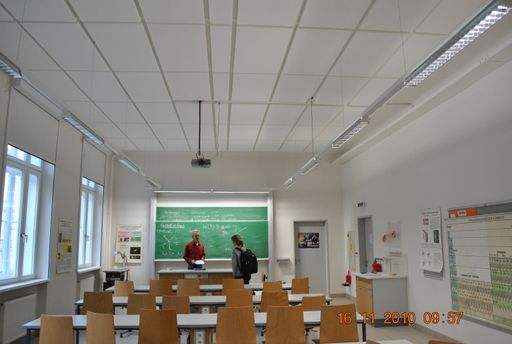  Mit Schaustoff-Absorberplatten an der Decke des
Physiksaales wird die Raumakustik nachhaltig verbessert.