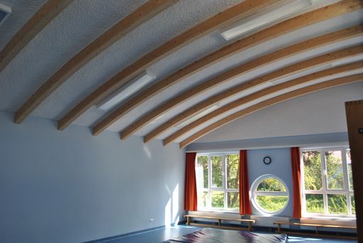 Vorschau Bild von Bei gewölbten und unregelmäßigen Decken bringt ein
fugenloser Zellulose-Akustikspritzputz eine deutliche Verringerung
der Nachhalles und Reduktion der Lärmbelästigung.